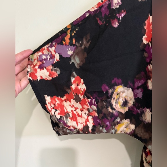 Bobeau floral wrap front short sleeve blouse EUC M - Picture 4 of 7